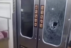 Mencekam! 2 KRL Commuter Line Rangkasbitung Dilempar Batu OTK, Kaca Pintu dan Jendela Pecah