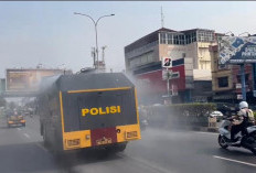 Polres Tangsel Semprot Jalan di Serpong, Bersihkan Abu Vulkanik