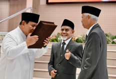 Prabowo Cium Mushaf Al-Qur'an Karya Santri Gontor, Bukan Sekadar Hadiah
