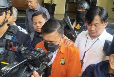 Tersangka Don Ritto Kenakan Baju Oranye dan Diborgol Saat Diserahkan ke Kejagung