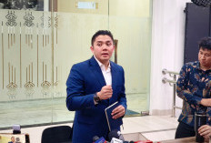 Siapa Bilang Indonesia Chaos? Seskab Teddy Klaim Situasi Terkendali