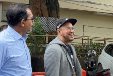 Penuhi Panggilan, Pandji Pragiwaksono dan Haris Azhar Full Senyum saat Datangi PMJ