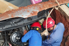 Viral Mobil di Depok Jeblos ke Septic Tank saat Dipanaskan, Diduga akibat Tidak Kuat Menahan Beban