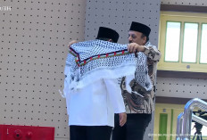 Momen Prabowo Dikalungkan Kefiyyeh oleh Dubes Palestina, Teriak 'Free Palestine!'