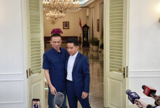 Gibran Rangkul Rismon Sianipar: Kita Saudaraan!