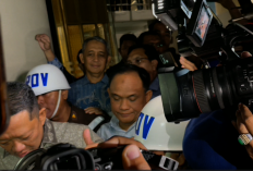 Foto-Foto Momen Eks Jampidsus Febrie Resmi Ditahan Kejagung: Saya Siap Menghadapinya!