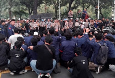 Demo Mahasiswa Ricuh di Balai Kota Jakarta, Puluhan Orang Diamankan Polisi 