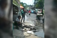 Warga Bekasi Jadikan Jalanan Rusak Kolam Pemancingan