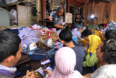 Penjual Seragam Sekolah Pasar Jatinegara Mulai Diserbu Pembeli