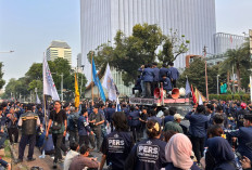Mahasiswa Trisakti Geruduk Istana Bawa TRITURA, Hapus Pejabat Tak Kompeten!