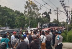 Sopir Angkot Geruduk DPRD Kota Bekasi, Tuntut Operasi Biskita Dihentikan!