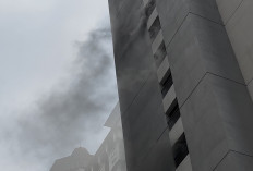 Apartemen Mediterania Tanjung Duren Terbakar, Penghuni Panik saat Dievakuasi!