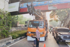 Kronologi Truk Crane Tabrak JPO di Tendean hingga Nyaris Ambruk