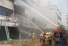 3 Jam Kebakaran Ruko Gudang Aksesoris HP di Penjaringan Belum Padam, Damkar Ungkap Penyebabnya