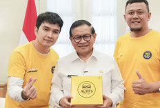 Momen Pramono Cobain Aldi's Burger Besutan Aldi Taher, karena Semua Burger Milik Allah