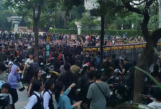 Sudirman-Bundaran HI Mencekam, Mahasiswa Tembus Blokade Polisi, TNI Bergerak!