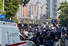 Hindari Jalan Ini, Mahasiswa Trisakti Mulai Bergerak Ke Gedung DPR