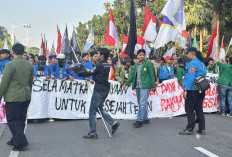 Ratusan Mahasiswa Demo Desak Evaluasi Total MBG, Long March Tutup Jalan Medan Merdeka Selatan