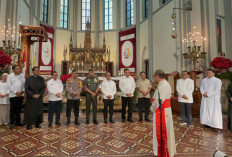 Bawa Pesan Damai, Pemerintah dan TNI-Polri Cek Misa Natal di Katedral Sambil Mendoakan Korban Bencana