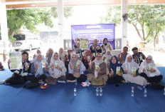 Mahasiswa Farmasi Universitas Esa Unggul Edukasi Warga Cikiwul Olah Serai Jadi Spray Anti Nyamuk Herbal