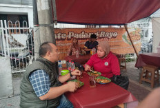 Legendaris, Nikmatnya Sate Padang Rajo Roxy Selalu Ramai