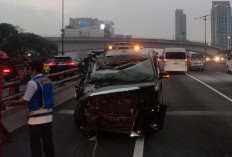 Penampakan Mobil Aplhard Ringsek Usai Tabrak Truk Trailer di Tol Dalkot