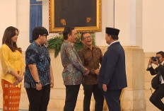 Selama Ini Paling Vokal Kritik Pemerintah, Intip Momen Rocky Gerung Ketawa Bareng Prabowo di Istana