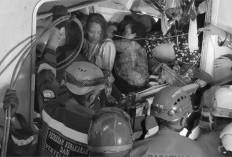 Momen Dramatis Petugas Evakuasi Korban Terjepit Tabrakan KA Bromo Anggrek dan KRL di Stasiun Bekasi Timur