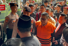 Sambil Terisak Baca Pledoi, Hasto Kutip Bung Karno dan Kudatuli