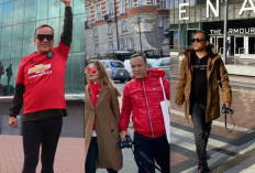 Potret Wamenaker Immanuel Ebenezer Jalan-jalan di Inggris: Pakai Baju MU Hingga Pose di Emirates Stadium