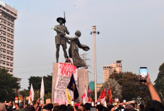 Massa Demo Panjat Tugu Tani, Bentangkan Spanduk 5 Tuntutan untuk Prabowo