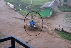 Ngeri! Detik-detik Pemotor Terjungkal Nyaris Hanyut Akibat Nekat Terobos Banjir di Banjarnegara