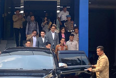 Alasan Jokowi Baru Bawa Ijazah Dikuliti Rocky Gerung: Playing Victim