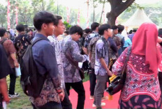 Ratusan Warga Antre Ambil Ijazah yang Ditebus Pramono di Balai Kota, Aqeela: Ijazah SD Ditahan Sekolah 3 Tahun