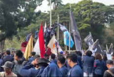 Mahasiswa Trisakti Geruduk Istana Bawa TRITURA, Hapus Pejabat Tak Kompeten!