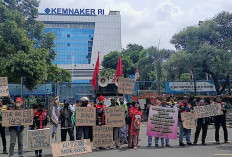 Ojol Geruduk Kemnaker Tuntut THR: Kami Pekerja, Kami Punya Hak!