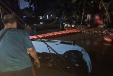 Gegara Jalan Tertutup Luapan Air, Angkot D01 Nyemplung di Kali Jatayu: Pengemudi dan Penumpang Selamat