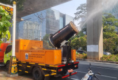 Petugas Water Mist DLH DKI Semprot Abu Vulkanik Krakatau