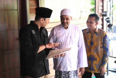 AHY Serahkan Puluhan Sertipikat Tanah Wakaf di Pasuruan untuk Yayasan Habib Taufiq Assegaf