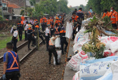 Awas! KAI Bakal Tindak Tegas Warga yang Buang Sampah di Rel Kereta