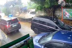 Tak Kuat Tahan Debit Air, Tembok Gudang SDA di Pasar Minggu Jebol