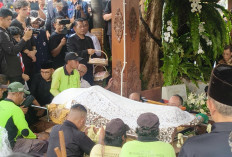 Jenazah Guruh Soekarnoputra Tiba di TPU Karet Bivak, Megawati Mendampingi