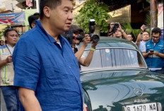 Tiba di Kalipasir Jakpus, Menteri Ara Naik Mobil Antik Mercedes Benz 220S