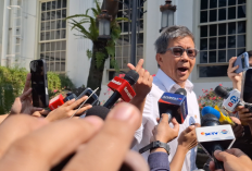 Gaya Centil Rocky Gerung saat Ikut Sidang Kabinet Perdana, Tetiba Finger Heart!