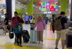 Di Balik Ramainya Stasiun Gambir Jelang Nataru, Ada Porter dan Troli yang Tak Pernah Diam