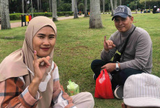 Warga Bekasi Pilih Gogoleran di Monas Usai Nyoblos, Kecewa karena Tiket ke Puncak Habis