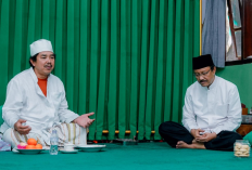 Silaturahmi Lebaran ke Ra Kholil, Gus Ipul Bahas Sekolah Rakyat Situbondo