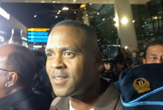 Patrick Kluivert Tiba di Indonesia, Suporter di Bandara Soetta Histeris