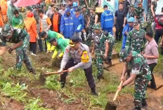 Korve! TNI-Polri Kompak Gerebek Sampah di Rawajati, Antisipasi Banjir di Wilayah Jaksel