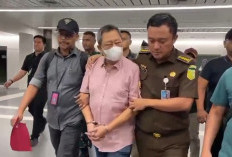 Tampang Bos Sriwijaya Air Hendry Lie Saat Digelandang Penyidik Kejagung di Bandara Soetta